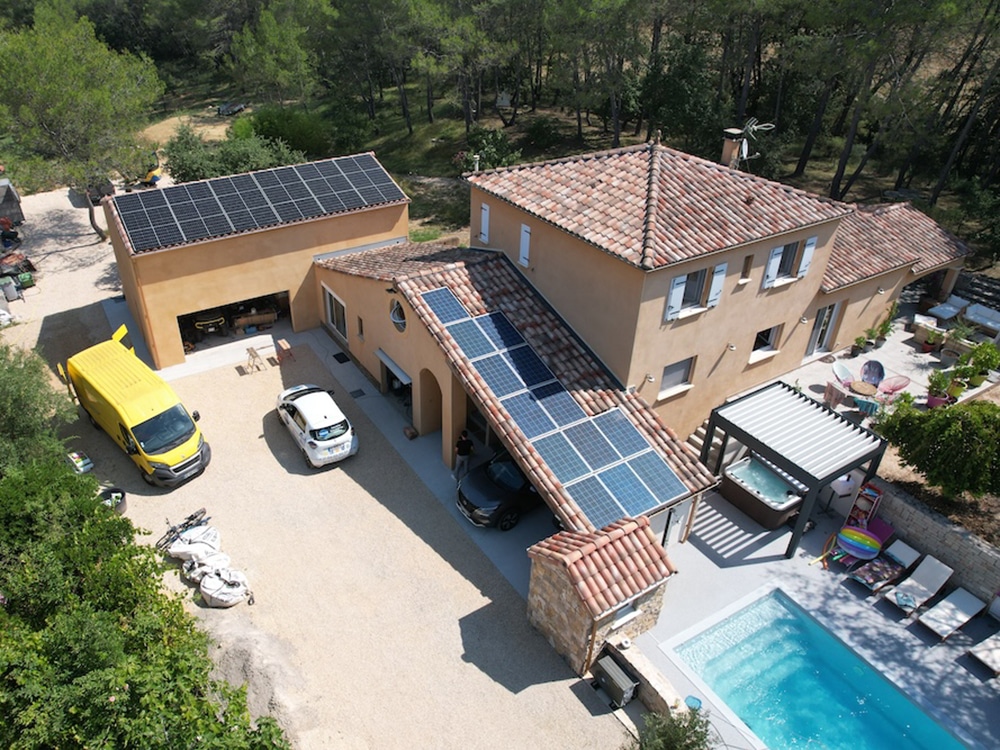 Installation photovoltaïque sur maison individuelle avec piscine et jardin